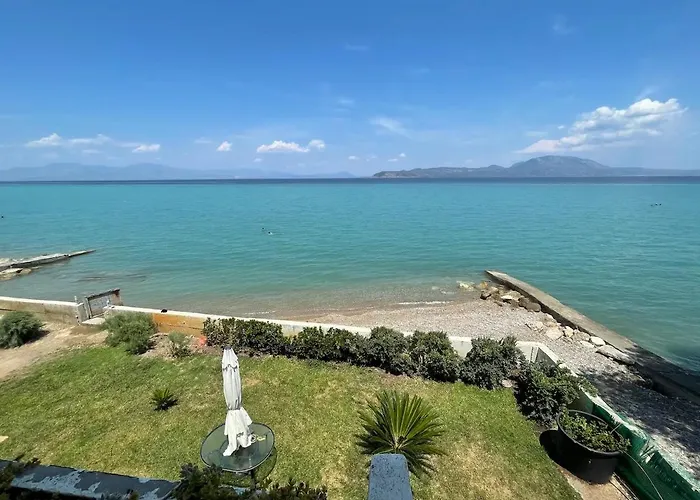 Stunning Beachfront Apartment Stratos